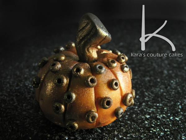 A Halloween Cake Decor: Kitty and Pumpkins A Halloween Cake Decor: Kitty and Pumpkins