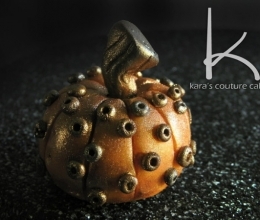 A Halloween Cake Decor: Kitty and Pumpkins