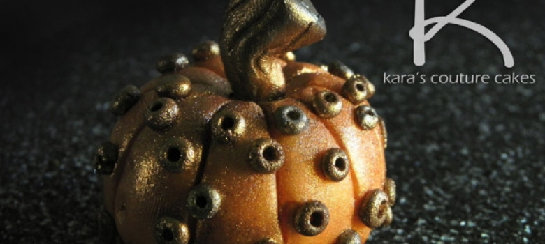 A Halloween Cake Decor: Kitty and Pumpkins